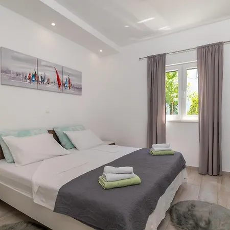 Apartman Ela *